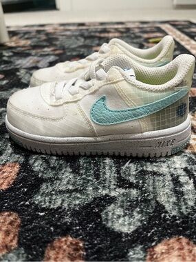 Nike White Kids Sneakers with Teal Swoosh size 8 girl/boy